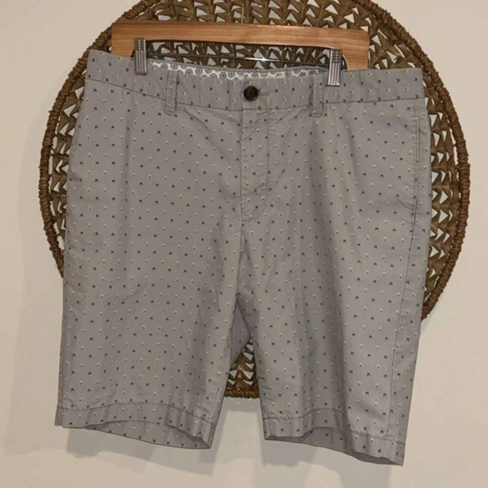 The Original Penguin gray mens shorts size 36”